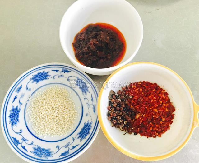 准备好麻辣酱、辣椒粉、花椒粒和白芝麻。
