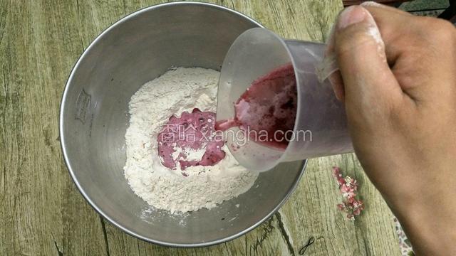 把面粉 fluff棉花糖 蜂蜜和酵母先放入厨师机盆再把葡萄汁倒入放到厨师机或者面包机搅拌