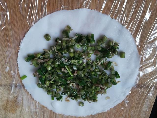 趁热铺一层馅料，注意留边。