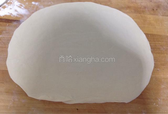 用擀面杖擀成薄片