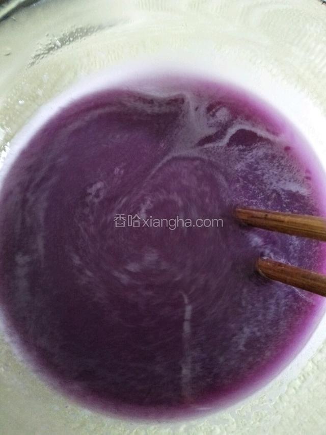 紫薯泥加温水，酵母搅拌均匀备用