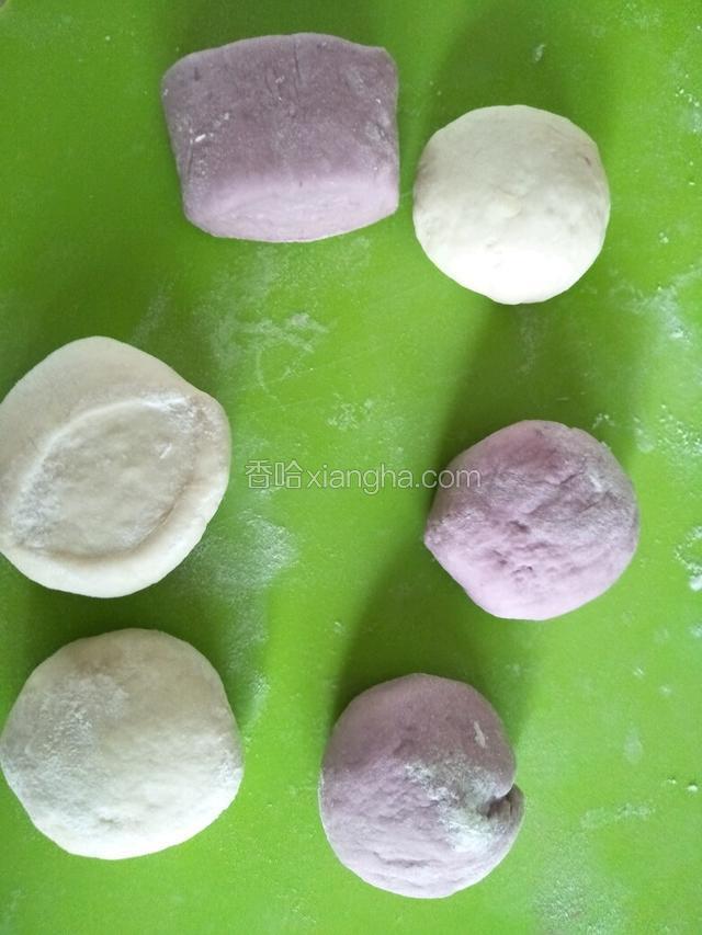 把面团切成小剂子