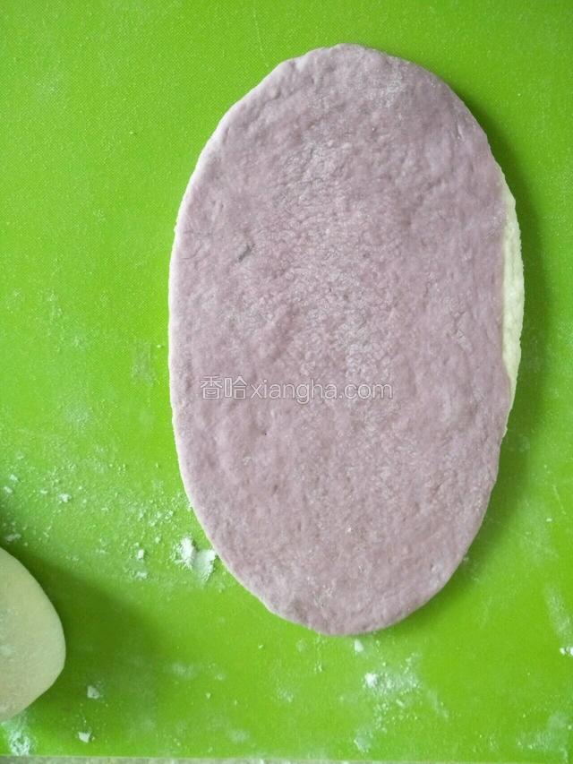 擀成椭圆形面片