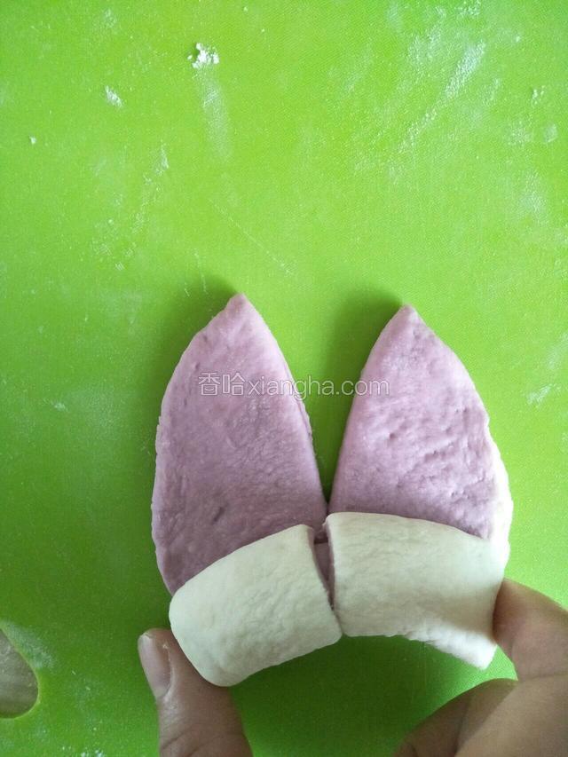 大拇指和食指放在两头如图