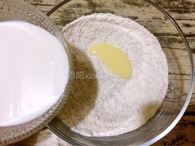 加入炼乳和牛奶拌匀