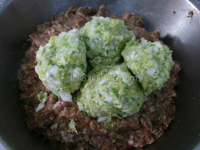 腌出水滴娃娃菜捏干水分放进肉馅里搅拌均匀，再加入盐，味极鲜，麻油，花椒油再次搅拌均匀