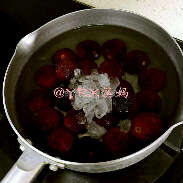 杨梅洗净与冰糖一同盛入锅中加水煮开后再煮5分钟、