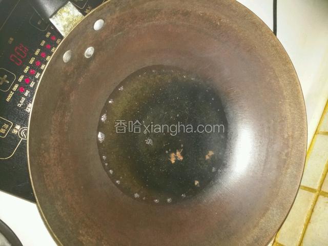 锅内热油，放花椒爆香后，捞出花椒。