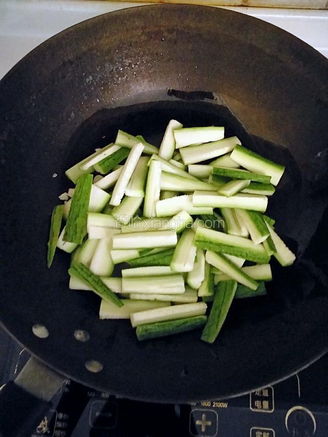 放入丝瓜条。翻炒均匀。
