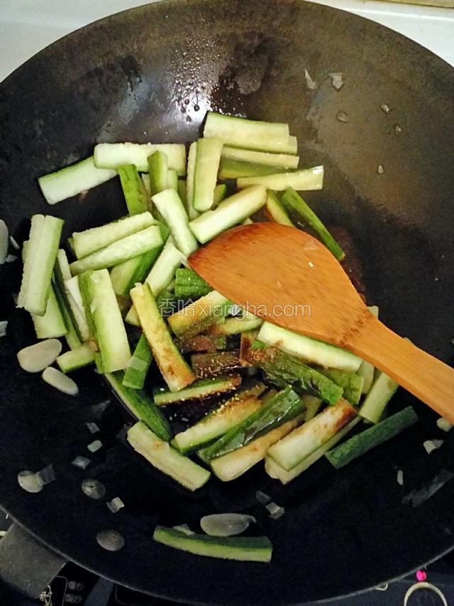 放入十三香，鸡精，盐，生抽。