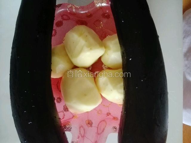 茄子洗净备用