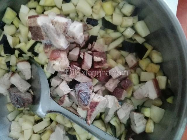 倒入熟肉丁，放入耗油，老抽，盐，搅拌均匀放入水，炖十分钟即可，最后放入葱蒜，鸡精，即可出锅。