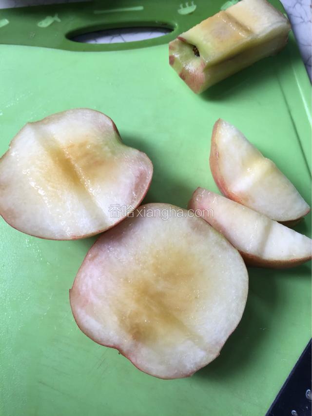 将桃子去核切块