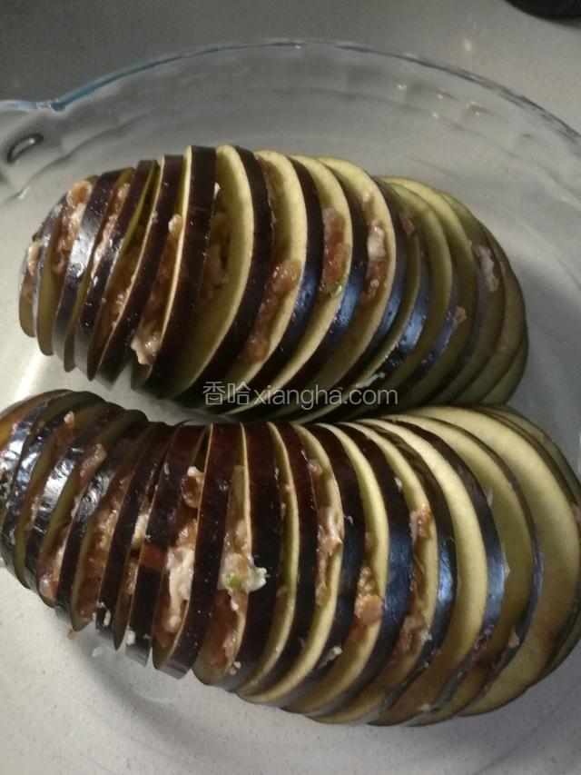 把每1片之间放上肉馅。