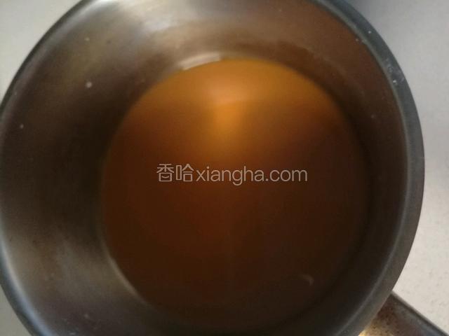 锅中放水，倒入生抽和水淀粉。