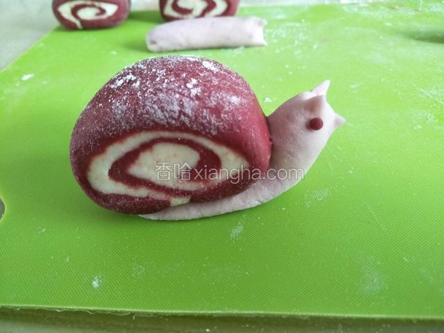 粘点水把蜗牛的壳安在身上，用褐色面团做出眼睛