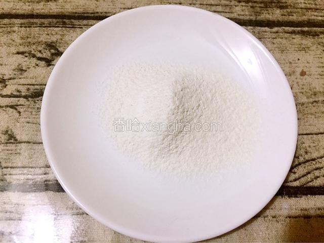 先把低筋面粉过筛备用