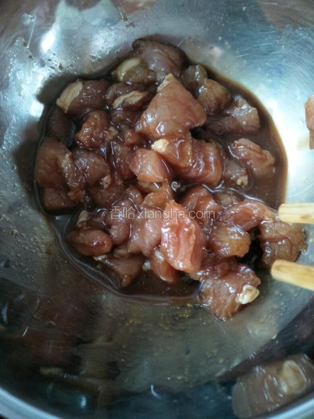 肉丁倒入碗中加盐，鸡精，淀粉，蚝油，生抽搅拌均匀淹10分钟