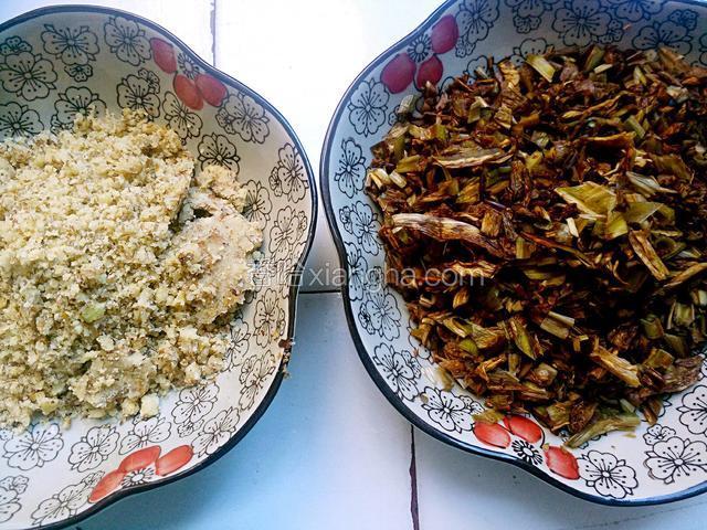 把核桃仁做细，百合花用刀切细