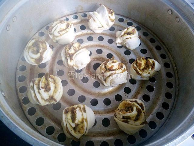 蒸锅里水烧开，在放做好的花卷，蒸15分钟就可以了
