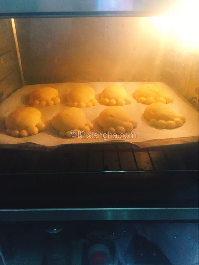 取出脚丫的烤盘，拿掉热水，预热180度5分钟，再把烤盘放到中格烤20分钟，中途可以盖一下锡纸以防烤焦