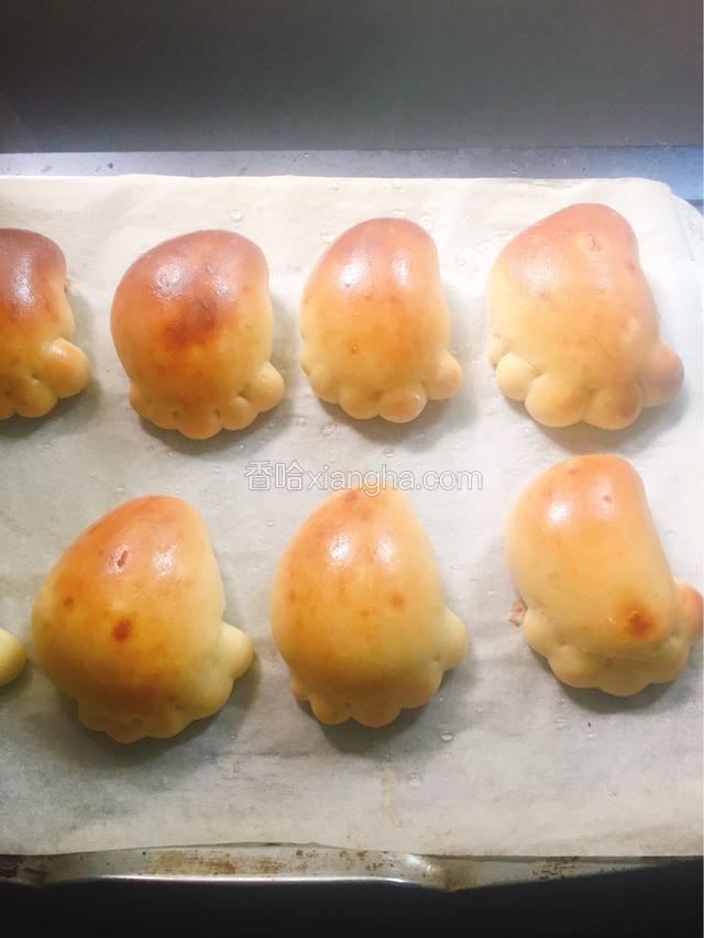 棉糖加热水化开装碗里，等脚丫烤熟后取出即可在表面刷糖水