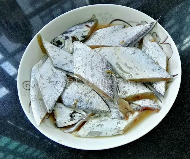 将带鱼洗净，切段（菱形）