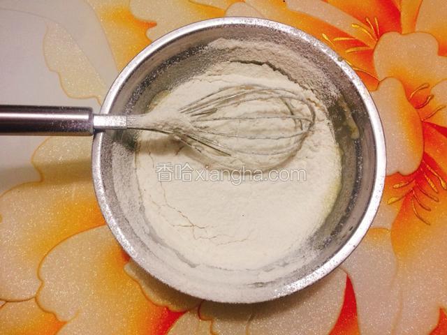 筛入低筋面粉，搅拌至顺滑无颗粒的状态，顺滑即可，不要过度搅拌。