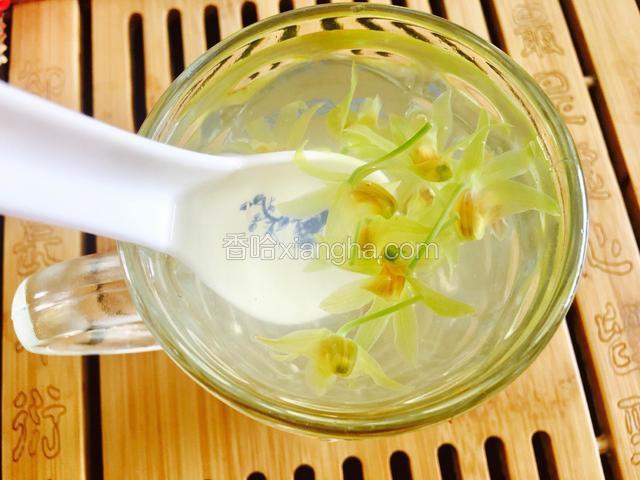 待茶水温度转低后调入蜂蜜即可。