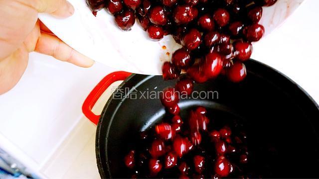直接加入到珐琅铸铁锅中
