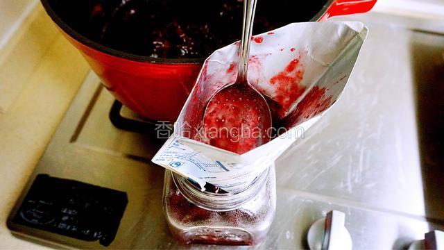 装入提前消毒控干水的密封瓶内