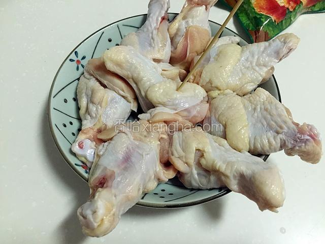 用牙签在肉上扎一些洞方便入味。
