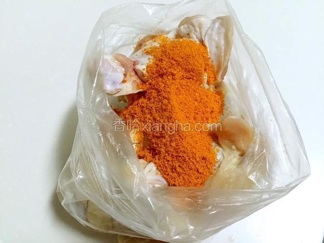 鸡翅根和烤肉料都放入保鲜袋中。