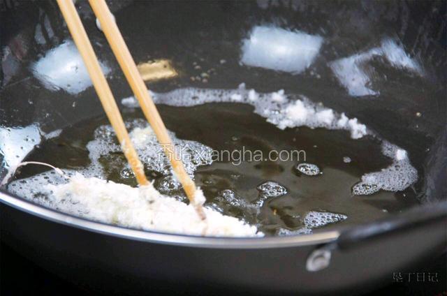 油锅中倒入适量油虾炸至微黄盛盘备用。