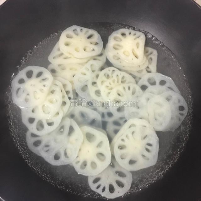 水烧开后放入切成薄片的藕，煮三分钟左右