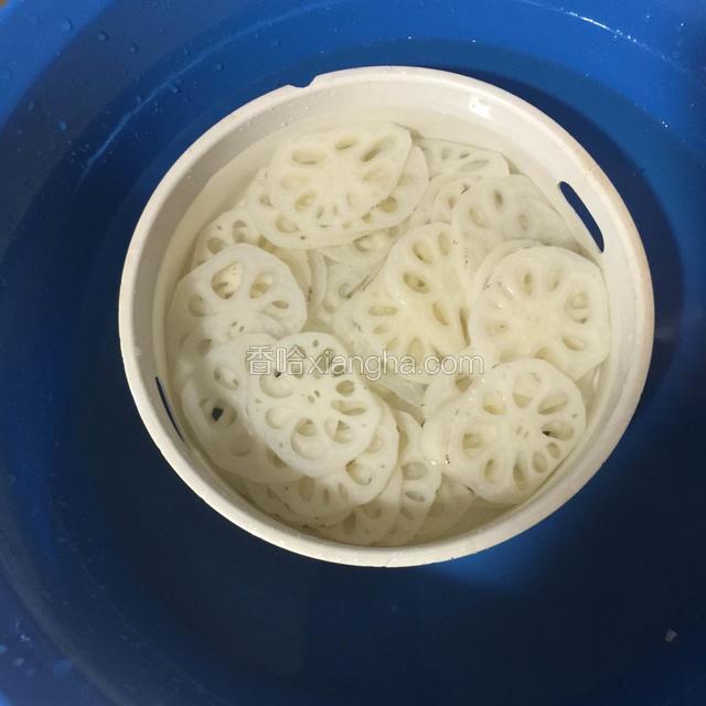 煮好的藕片放入凉水中
冲洗片刻沥干