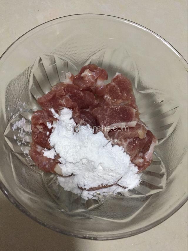 猪肉切片后放入淀粉少许
