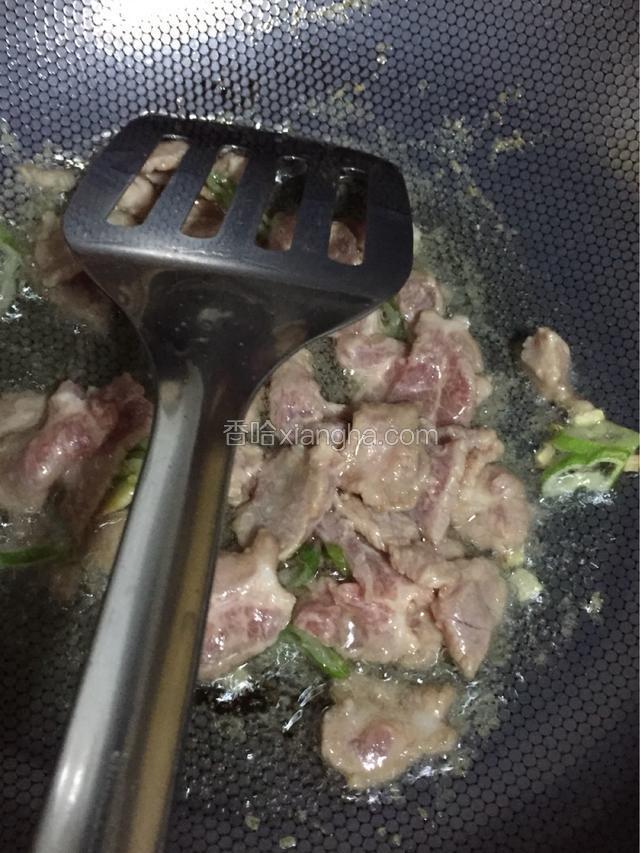 放入肉片翻炒均匀