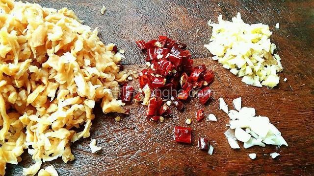 萝卜干 生姜 蒜头 辣椒 切成抹 备用
