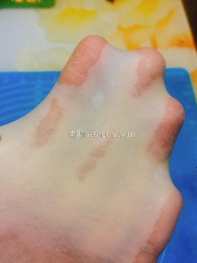 把材料A按照先液体后粉类的顺序混合后，揉至面团光滑能拉出粗膜的状态，加入材料B继续揉至能拉出薄膜。