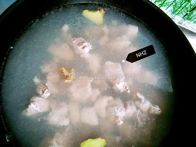 排骨洗净泡一会去除血水 冷水下入排骨加几片姜片 适量料酒水煮开后继续煮3分钟左右 盛出控干水分待用