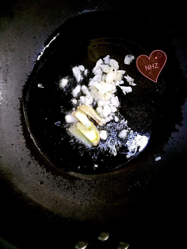 倒油烧热爆香姜蒜末