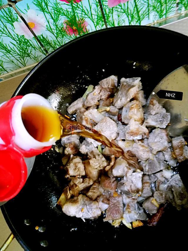 倒入适量料酒炒炒