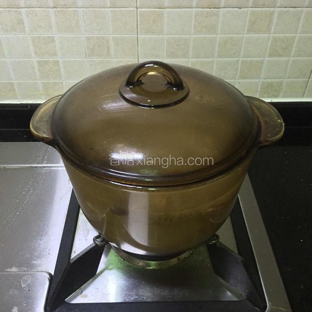 把飞过水的鸭肉倒进锅里，加进柠檬，酸梅，姜，适量纯净水一起煲，
提醒~梅汁暂时不用加。
大概煲一个半钟