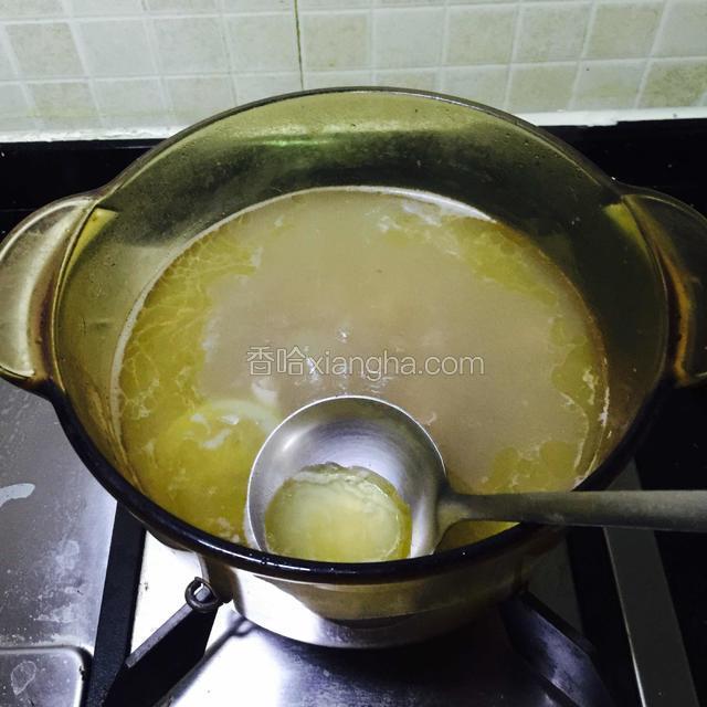 煲至将近好了，倒进酸梅汁，试味，因为梅汁是咸的，不用加盐。
把汤上面的油脂捞出，夏天适宜清淡汤水，不要太油腻。