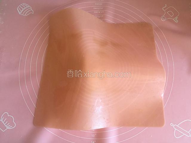 面团放硅胶垫上，上面再盖一个硅胶垫，用擀面杖隔着上面的硅胶垫将面团擀成面皮，薄厚自己掌握一下。