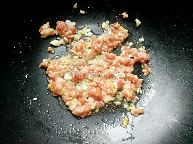 起锅放适量食用油把肉沫姜蒜一起倒入，煸炒至肉沫变色