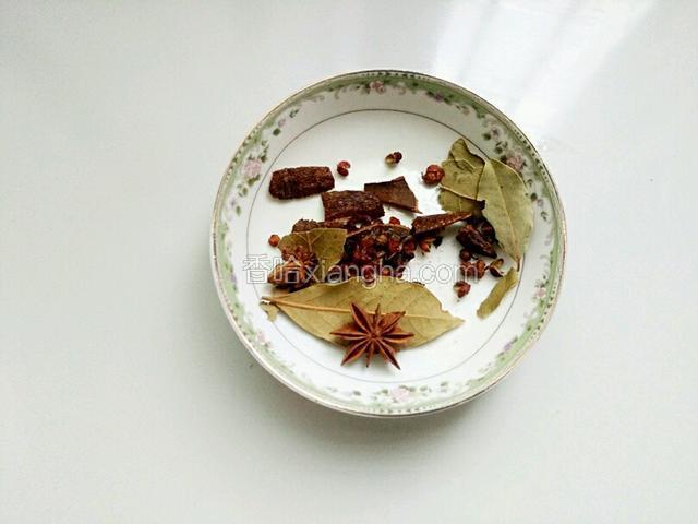 再准备香叶3片、八角2个、花椒适量、桂皮一小块，另一大勺豆瓣酱剁碎备用，紫苏切碎。（忘拍照了）