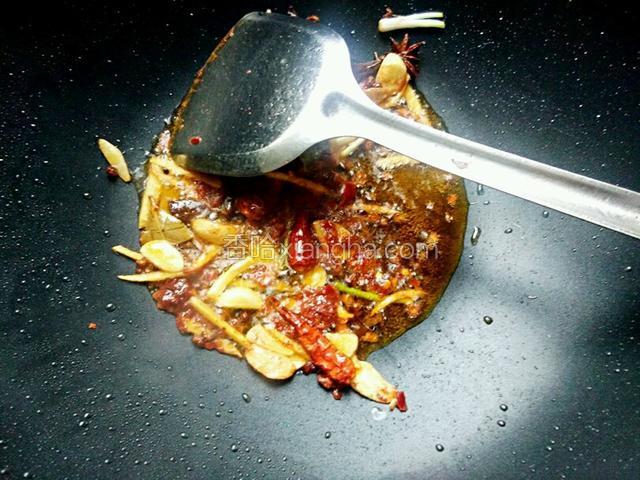 再放入剁碎的豆瓣酱炒出红油