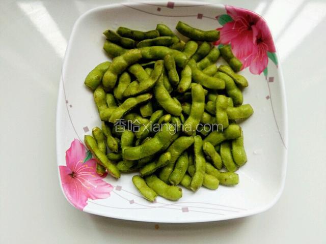 毛豆剪去两头洗净